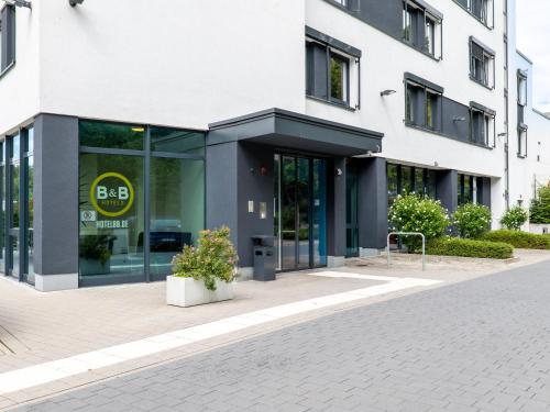- un bâtiment avec une entrée dans l'établissement B&B Hotel Stuttgart-Airport/Messe, à Stuttgart