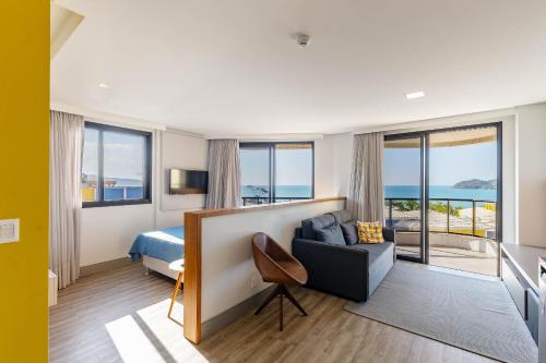 Cama ou camas em um quarto em Confortável Loft com Vista para o Mar - Condomínio com Piscina