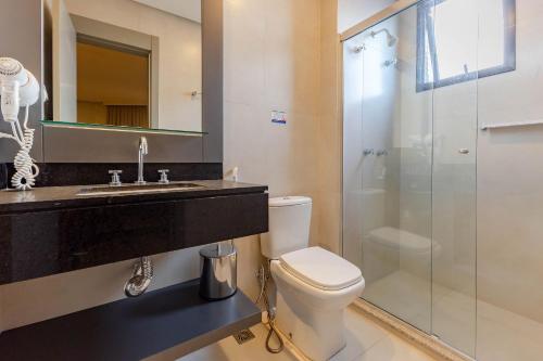 y baño con lavabo, aseo y ducha. en Aion Suítes - Exclusivo Loft, Praia de Bombinhas, en Bombinhas