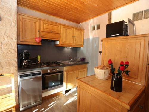 Appartement Valloire, 3 pièces, 8 personnes - FR-1-263-330にあるキッチンまたは簡易キッチン