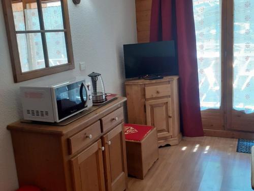 Appartement Valloire, 2 pièces, 4 personnes - FR-1-263-400にあるテレビまたはエンターテインメントセンター
