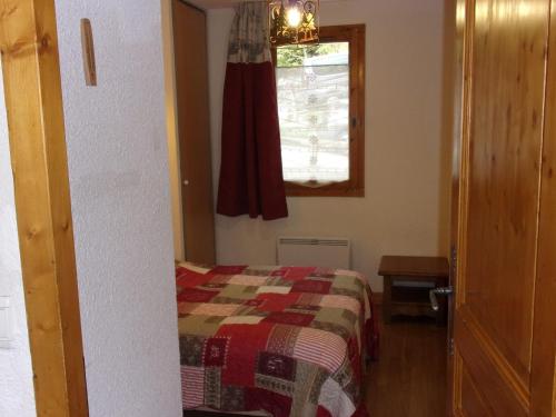 a small bedroom with a bed and a window at Appartement Valloire, 2 pièces, 4 personnes - FR-1-263-400 in Valloire