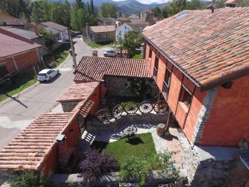 an aerial view of a building with a yard at Casa rural la parda in Triollo
