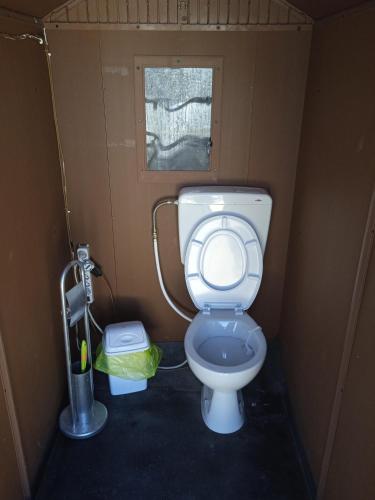 a small bathroom with a toilet in a stall at Casetta La Grotta in Canicattini Bagni