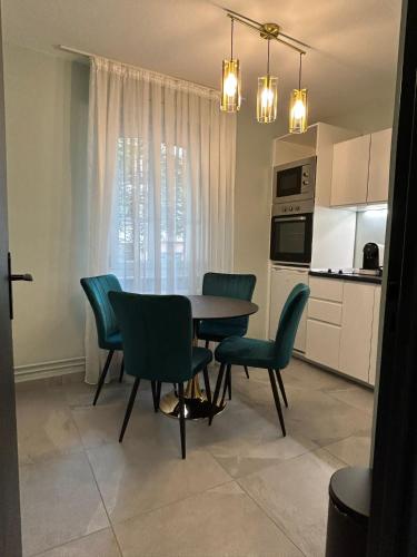een keuken en eetkamer met een tafel en stoelen bij Petite France Apartment Strasbourg in Straatsburg