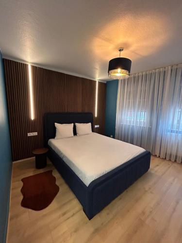 een slaapkamer met een groot bed in een kamer bij Petite France Apartment Strasbourg in Straatsburg
