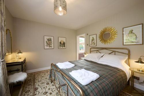 Schlafzimmer mit einem Bett und einem Wandspiegel in der Unterkunft Glen View in Inverness