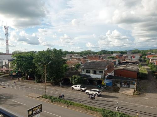 Blick auf eine Straße in einer kleinen Stadt mit Autos in der Unterkunft HOTEL VINCCI in Chigorodó