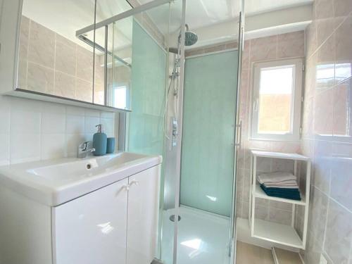 um banheiro com chuveiro, pia e espelho em 06AT2 - Cosy seaside T2 ideally located em Antibes
