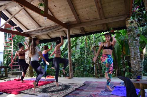 een groep vrouwen die yoga doen in een kamer bij Pousada Portal Floresta Paraty in Paraty