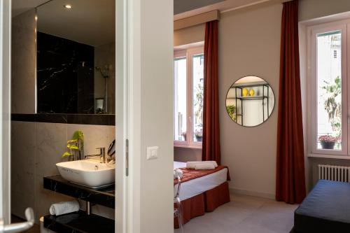 a bathroom with a sink and a mirror at Trastevere 143 in Rome