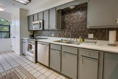 una cocina con armarios blancos y fregadero en Inviting Branson Condo with Community Pool and Hot Tub, en Branson