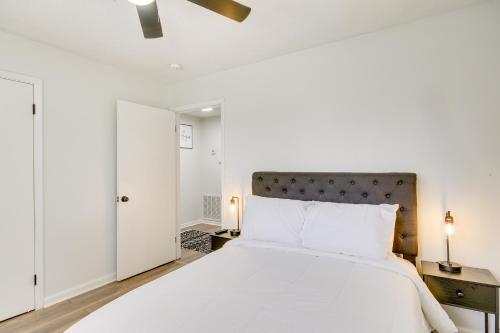 1 dormitorio blanco con 1 cama grande con almohadas blancas en Charming West Columbia Getaway - Near Downtown!, en West Columbia
