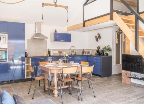 a kitchen and dining room with a table and chairs at Nouveau - Le Privacy - Europa Park in Sand