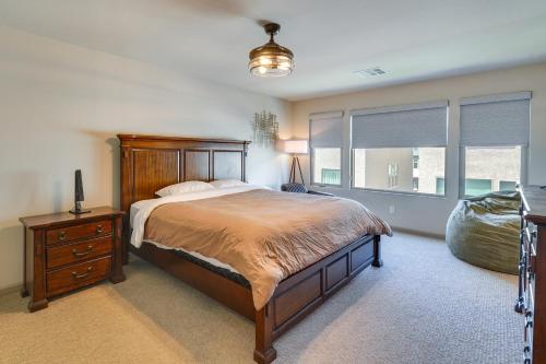 ラスベガスにあるLas Vegas Home with Terrace about 10 Mi to the Strip!のベッドとドレッサーと窓のある寝室