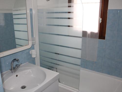 a bathroom with a sink and a shower and a toilet at Appartement Valloire, 4 pièces, 6 personnes - FR-1-263-423 in Valloire