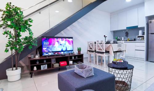 クアラルンプールにあるEkoCheras Loft 5 pax, #SoccerTable #AboveMall #Cozy #FreeCarParkのリビングルーム(テレビ付)、キッチン