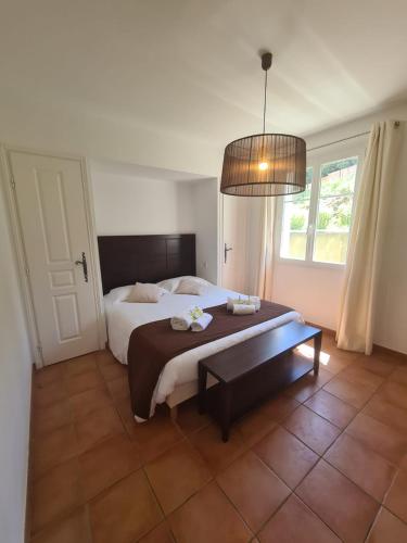 une chambre avec un grand lit et une grande fenêtre dans l'établissement VILLA AVEC APERCU MER ET PISCINE PRIVEE, à Sainte-Maxime