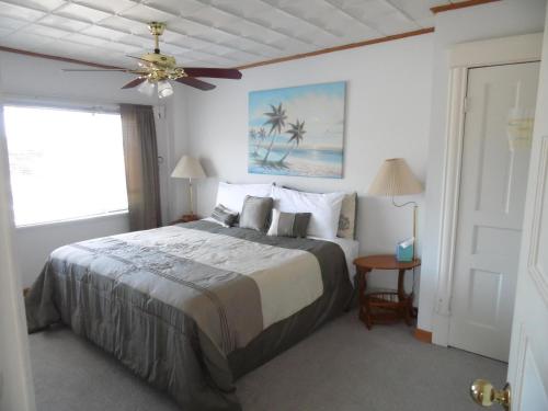 a bedroom with a bed and a ceiling fan at Sunset Inn in South Haven