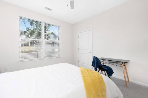 Cama ou camas em um quarto em Modern 2BD Condo in Concord