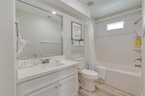 サーフサイド・ビーチにあるWalk to Water Family-Friendly Surfside Beach Homeの洗面台とトイレを備えた白いバスルーム