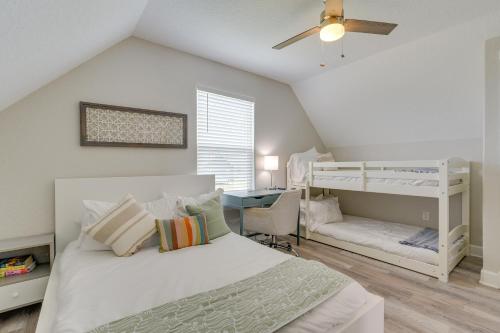 サーフサイド・ビーチにあるWalk to Water Family-Friendly Surfside Beach Homeの二段ベッドと机のある寝室