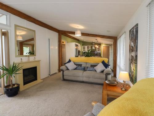 sala de estar con sofá y chimenea en The Rivendale en St. Leonards