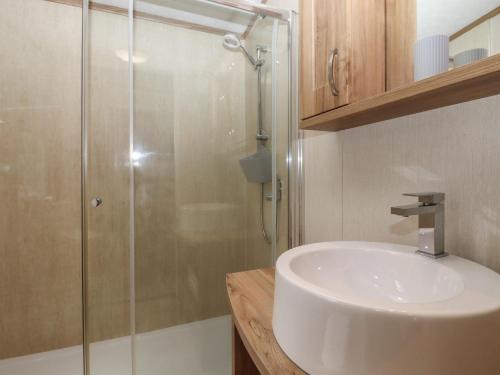 uma casa de banho com um lavatório e um chuveiro em The Rivendale em St. Leonards