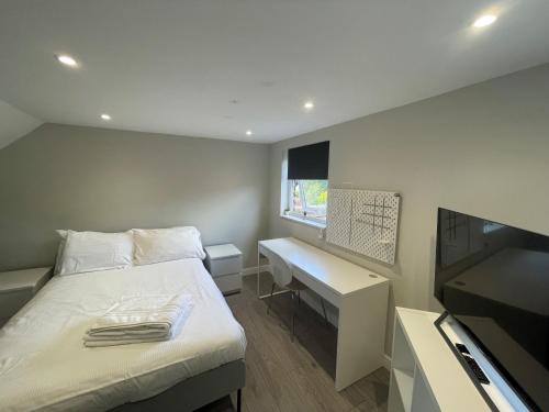 En eller flere senger på et rom på Ascot stunning and modern 4 bedroom town house with 156 sq ft garden office 28