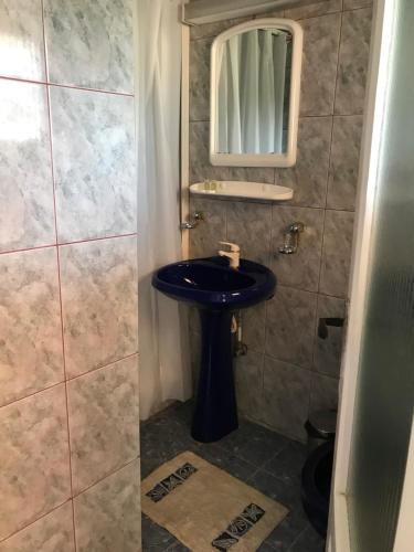 La salle de bains est pourvue d'un lavabo et d'un miroir. dans l'établissement Casa postolache, à Soveja