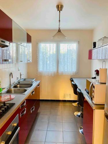 une cuisine avec un évier et un plan de travail dans l'établissement OPEN 24 7 Apartment parking 15' PARIS 3' ATHLETICA, à Saint-Gratien