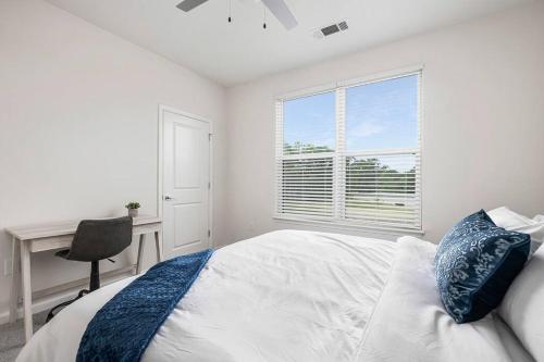 1 dormitorio con cama, escritorio y ventana en Cozy 2BD Condo in Concord, en Concord