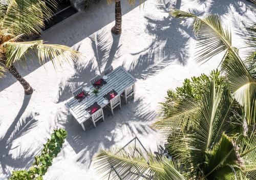an overhead view of a table and chairs on the beach at Tropical Tree in Fehendhoo
