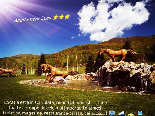 カリマネシュティにあるApartament Lucaの野地の岩の上に立つ馬の像