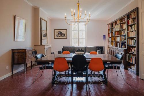 sala de estar con mesa de comedor y sillas en Château de Bayssan, en Béziers