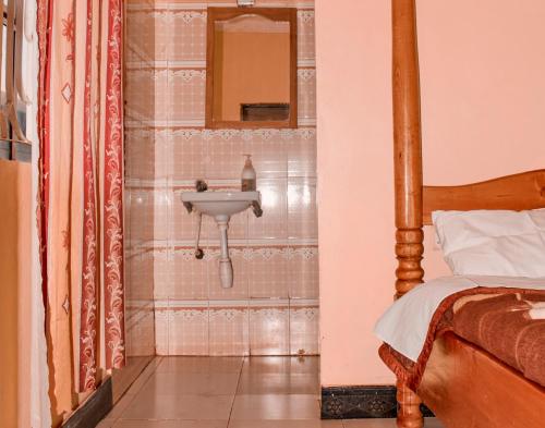 baño con lavabo en una habitación en CAJANUS RESORT KARATU, en Karatu