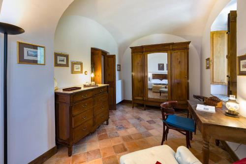 Relais Villa Giusso في فيكو إيكوينس: غرفة معيشة مع خزانة ملابس وغرفة نوم