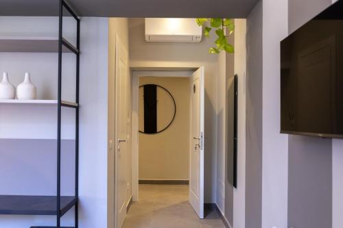 a hallway with a mirror and a tv at Trastevere 143 in Rome