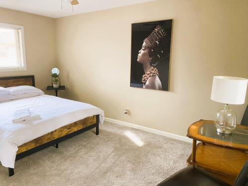 Un pat sau paturi într-o cameră la Spanish Style 3-bedroom Home with Hot Tub