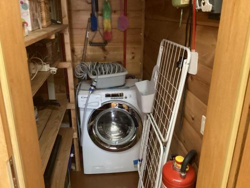 Dammbach的住宿－Chalet Spessart，一个小房子里的洗衣机和烘干机