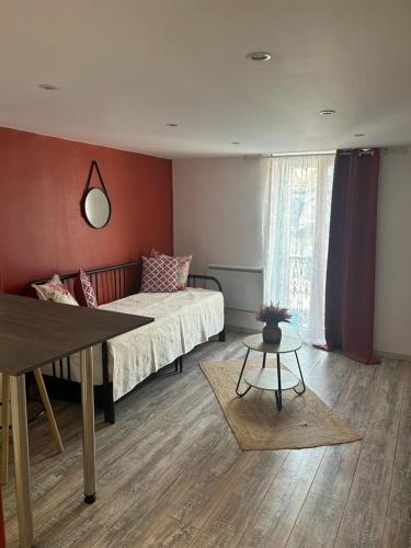 - une chambre avec un lit et une table dans l'établissement Ange appart, à Dijon