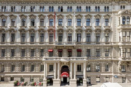 ein großes Gebäude mit vielen Fenstern in der Unterkunft Hotel Rathauspark Wien, a member of Radisson Individuals in Wien