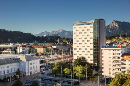 vistas a una ciudad con montañas en el fondo en Austria Trend Hotel Europa Salzburg en Salzburgo