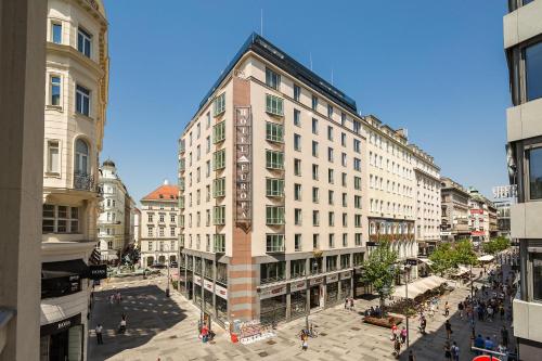 維也納的住宿－歐洲維也納奧地利流行酒店，一条城市街道中间的高楼