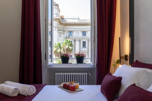 a bedroom with a window with a view of a building at Trastevere 143 in Rome