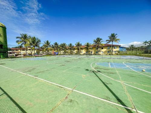 Tenis dan/atau kemudahan skuasy di Suiíte com ar condicionado, frigobar e mesa para trabalho. Localizada no Hotel Porto Belo Park, com parque aquático (sem custo para a utilização), quadras, academia, espaço kids, a aproximadamente 200 m praia de Taperapuã e do complexo Axé Mói. atau berdekatan