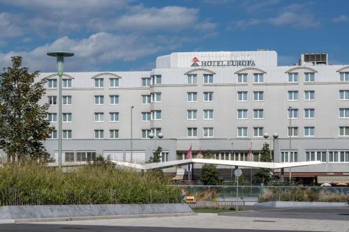 ein großes weißes Gebäude mit einem Schild drauf in der Unterkunft Austria Trend Hotel Europa Graz Hauptbahnhof in Graz