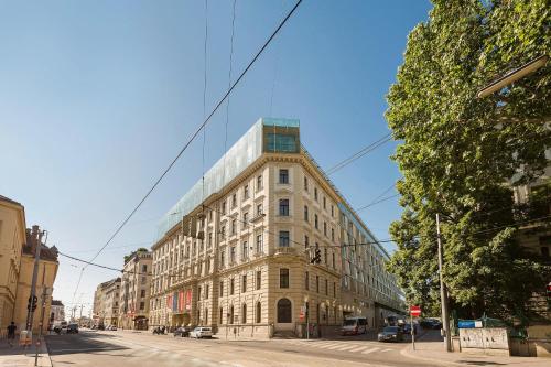 ウィーンにあるAustria Trend Hotel Savoyen Vienna - 4 stars superiorの市道の高層ビル