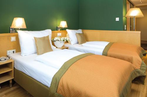 Una cama o camas en una habitación de Austria Trend Hotel Ananas Wien