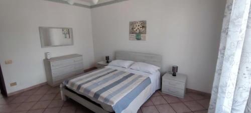 um quarto com uma cama, 2 cómodas e um espelho em Alloggio turistico Matteo Simoncini em Montefiascone